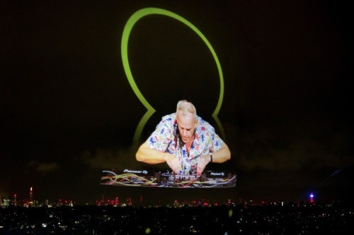 Right Here, Right Now | EE Brings Fat Boy Slim in Holographic Performance